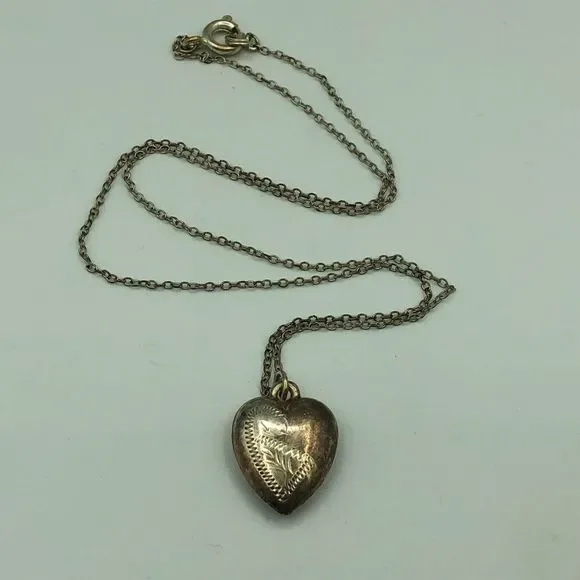 VINTAGE SILVER Puffed Heart Foliage Etch Pendant Necklace on Chain Retro Kitsch - Picture 2 of 16